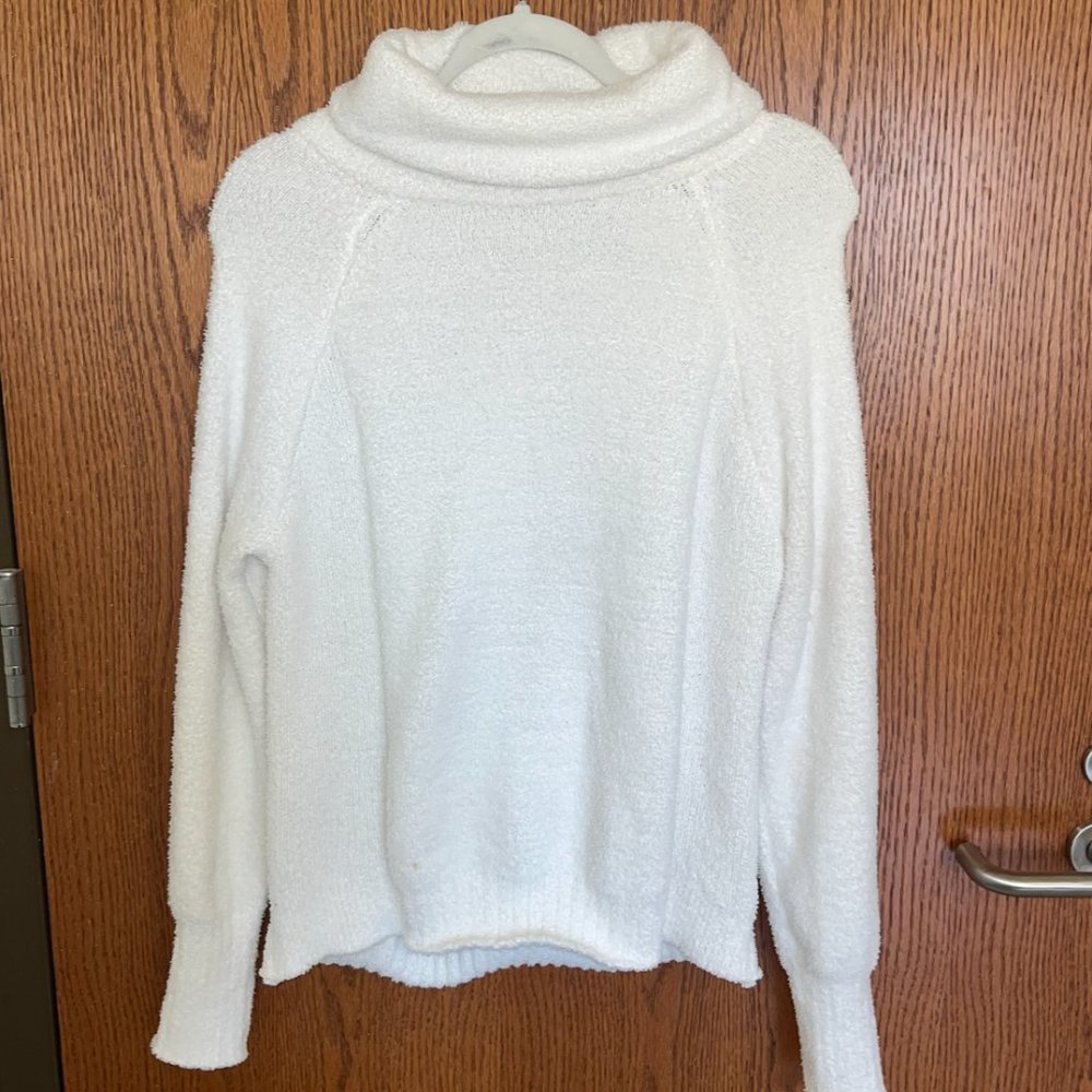 COZY white sweater/turtleneck